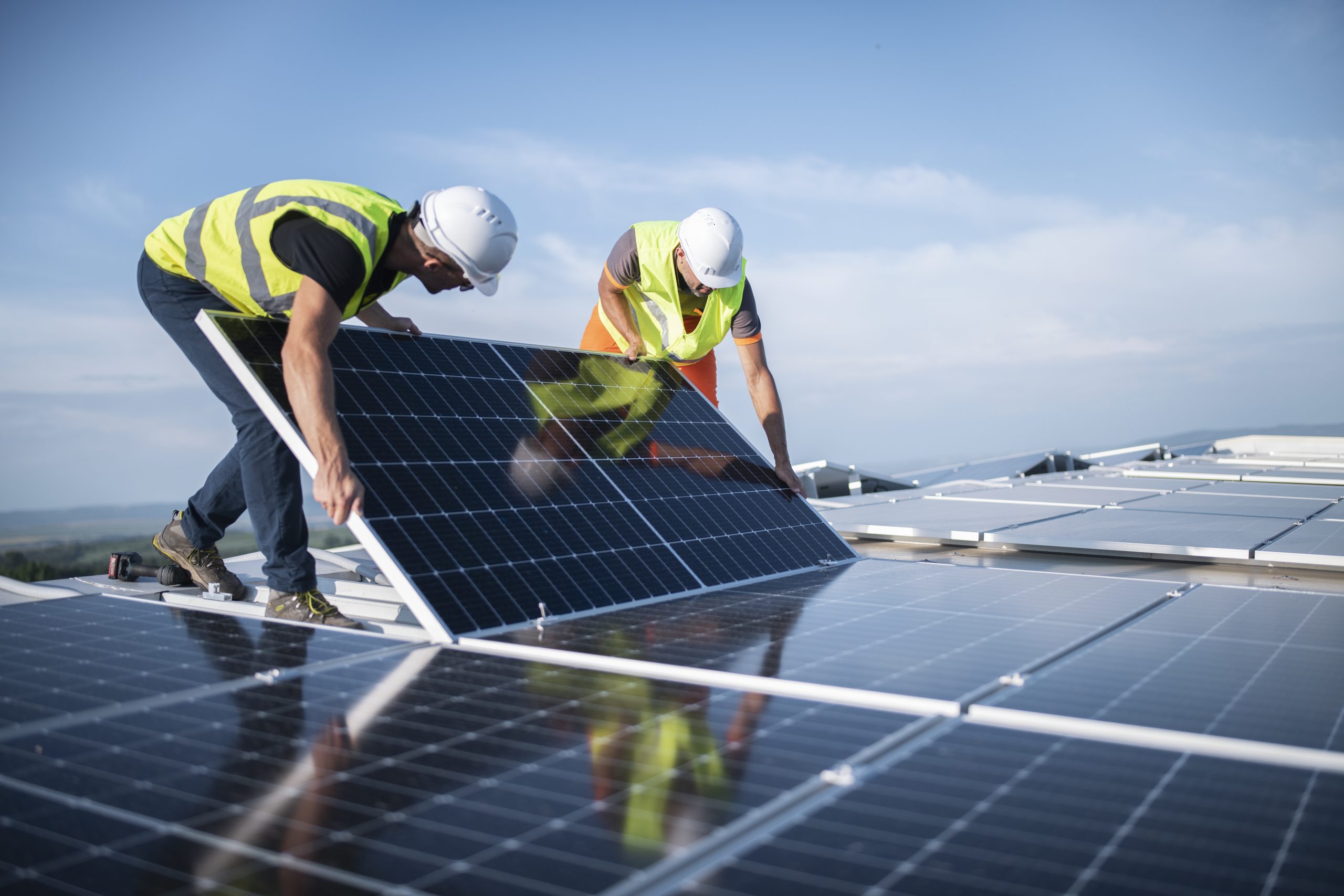 Energia solar em telhados brasileiros chega a 10 gigawatts e tem crescimento de 100% no último ano
