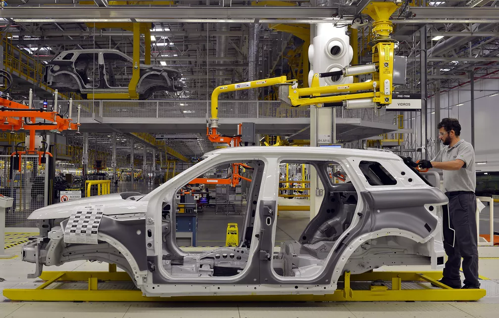 Fabricantes de automóveis podem suspender produção em maio
