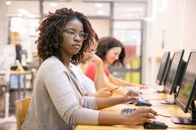 63% das mulheres negras já sofreram preconceito em seleções de emprego, mostra pesquisa