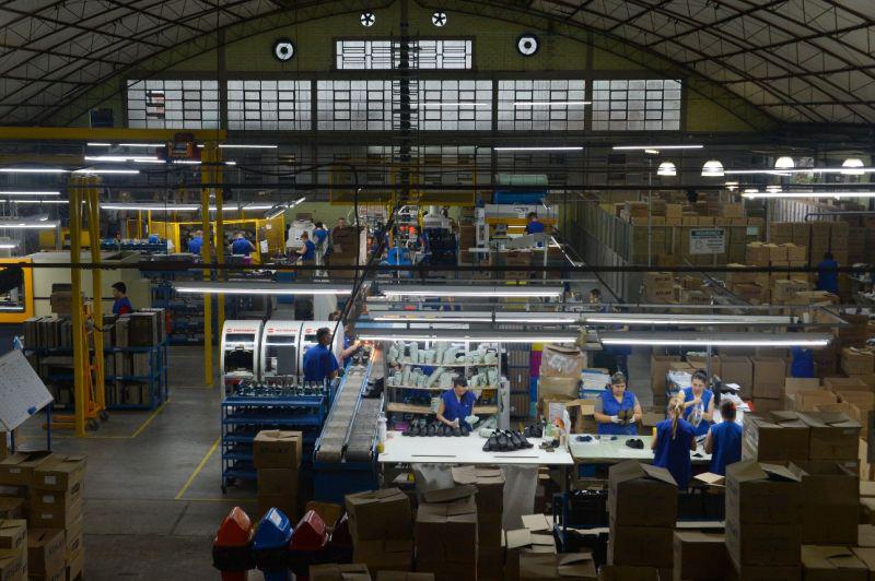 Emprego na indústria: logística, construção civil, vestuário e energia vão abrir 540 mil vagas